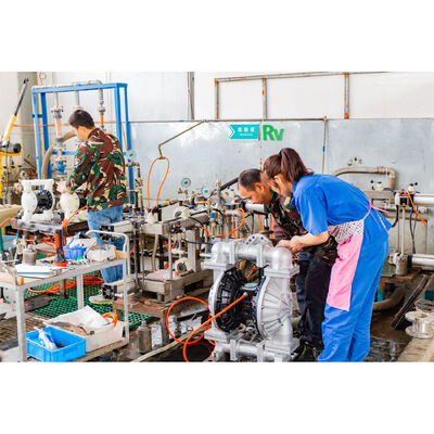 Yüksek performanslı hava ile çalışan 1022 L/M akış hızı 120 psi maksimum basınç ve esnek demir malzemesi olan diyafragma pompası