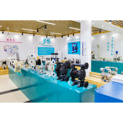 Yüksek performanslı hava ile çalışan 1022 L/M akış hızı 120 psi maksimum basınç ve esnek demir malzemesi olan diyafragma pompası